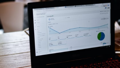 分析画面が表示されたPC